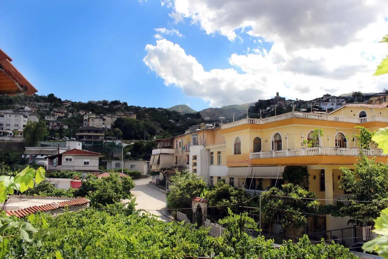 Casa de Férias Margarita - Entire House With 4 Bedrooms And Free Parking Gjirokastër